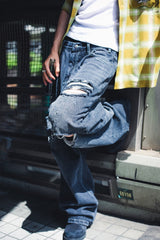 國王徽標損壞牛仔布