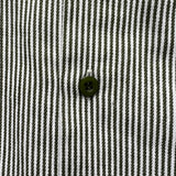 細條紋鬆散的春季軍襯衫