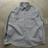 細條紋鬆散的春季軍襯衫