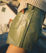 假皮革短褲