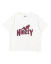 NINETY Tee 上的性感女孩 