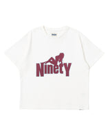 NINETY Tee 上的性感女孩 