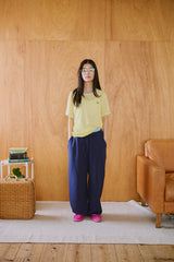 窓にぼんやり映る文字 "common gull products.