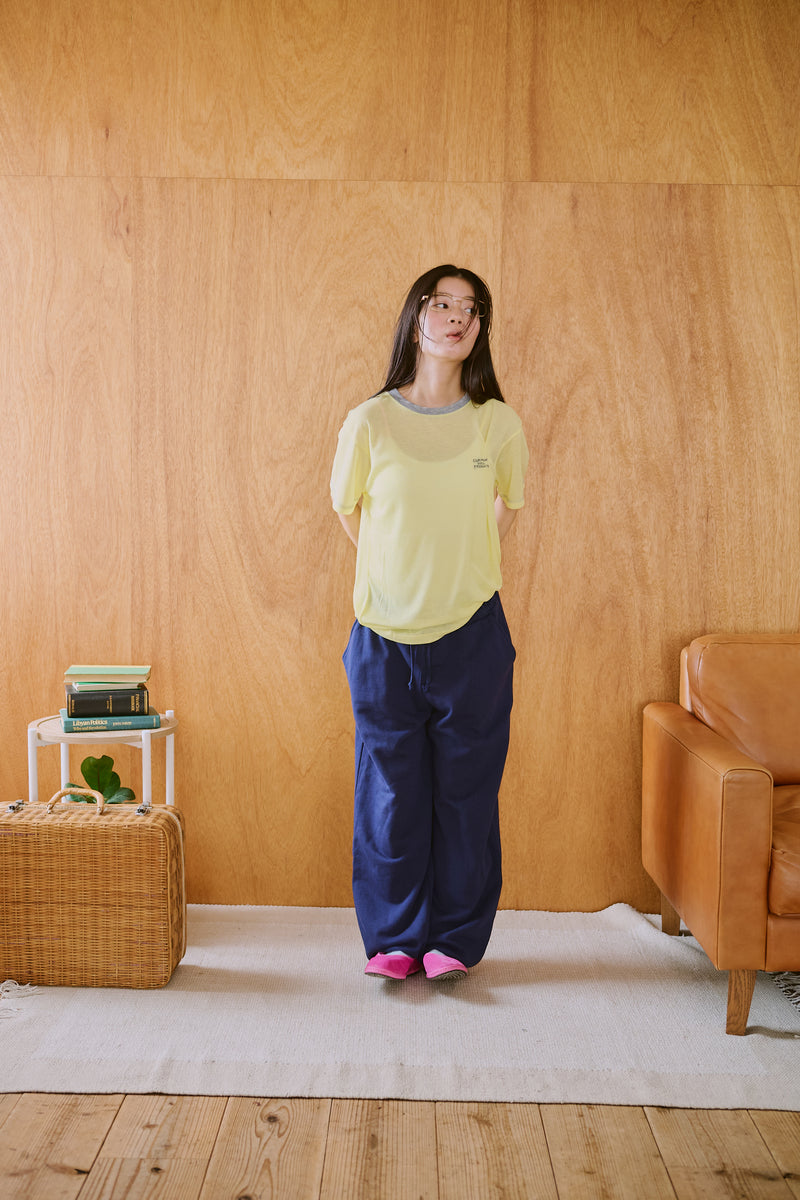 窓にぼんやり映る文字 "common gull products.