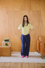 窓にぼんやり映る文字 "common gull products.