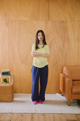 窓にぼんやり映る文字 "common gull products.