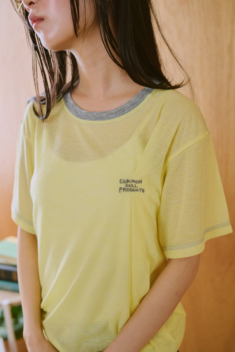 窓にぼんやり映る文字 "common gull products.