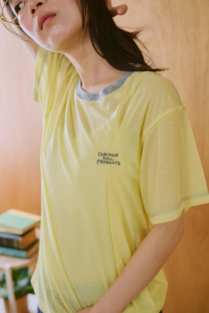 窓にぼんやり映る文字 "common gull products.