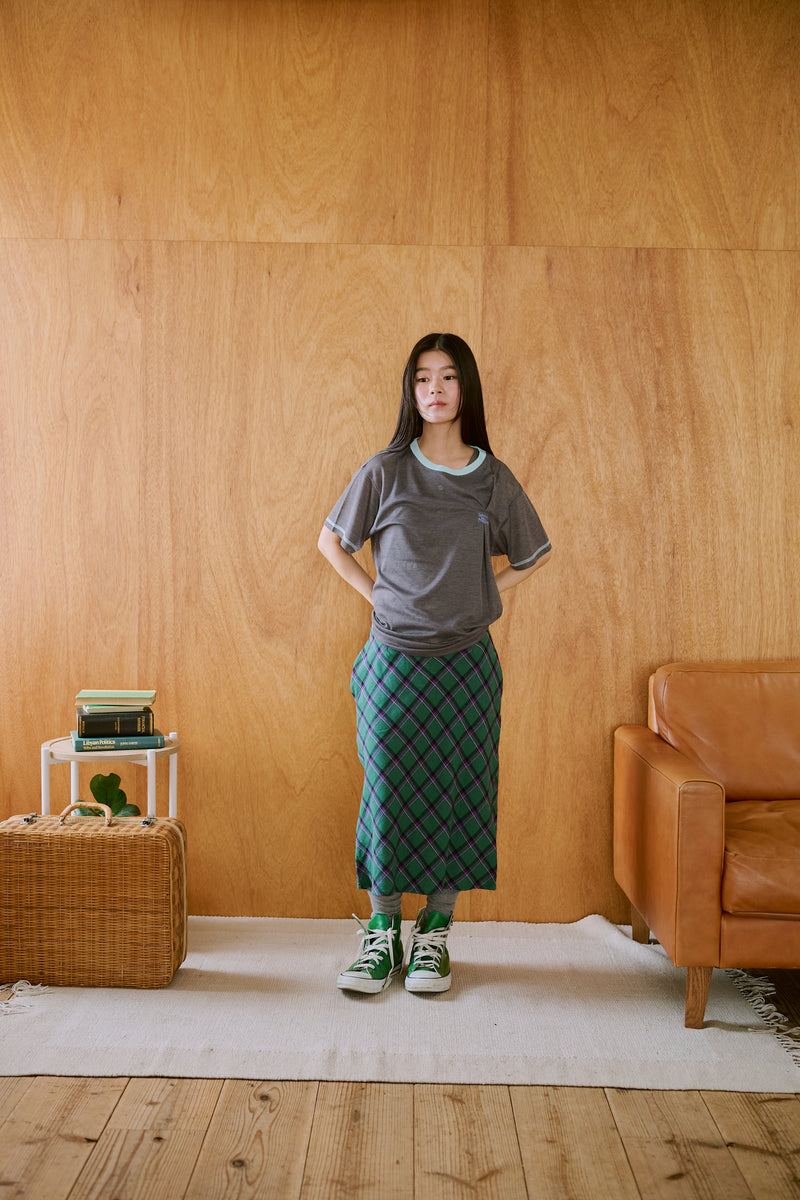 窓にぼんやり映る文字 "common gull products.