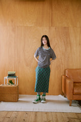 窓にぼんやり映る文字 "common gull products.