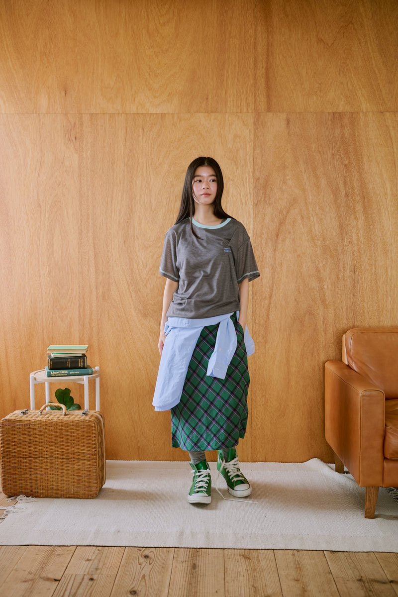 窓にぼんやり映る文字 "common gull products.