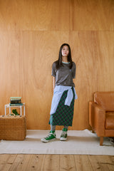 窓にぼんやり映る文字 "common gull products.