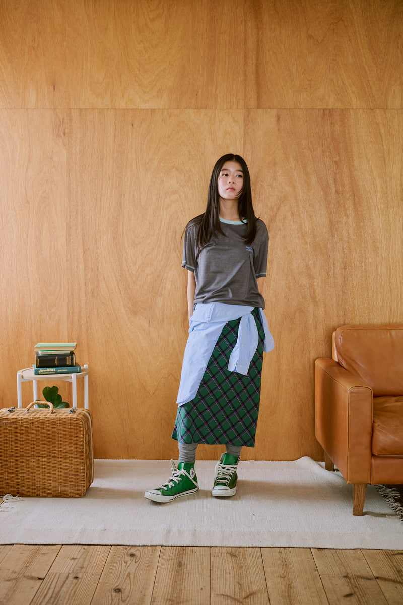 窓にぼんやり映る文字 "common gull products.