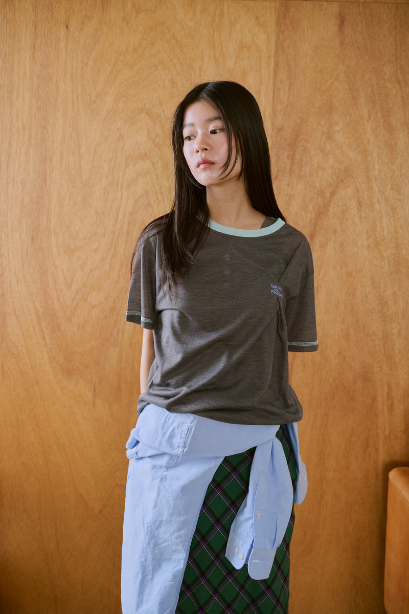 窓にぼんやり映る文字 "common gull products.