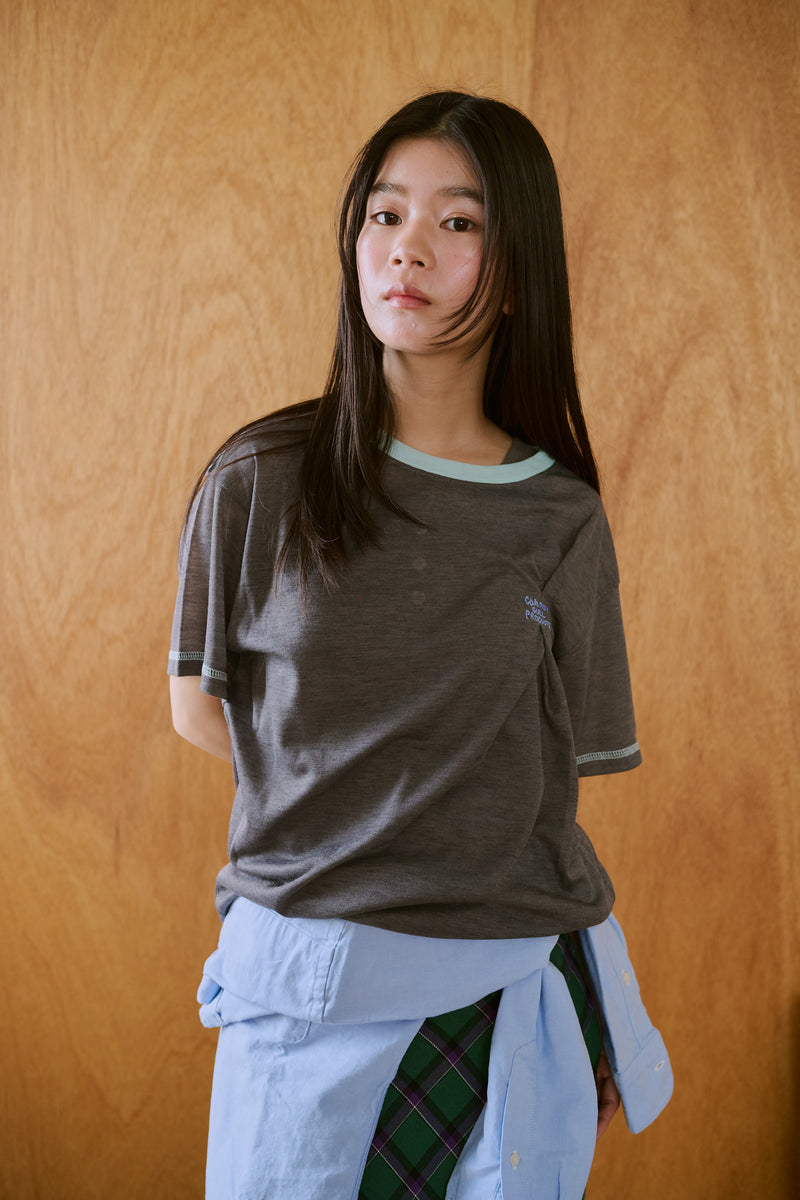 窓にぼんやり映る文字 "common gull products.