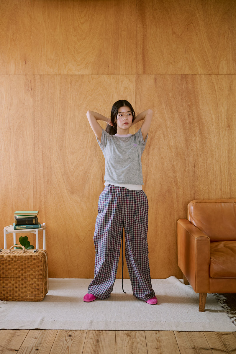 窓にぼんやり映る文字 "common gull products.