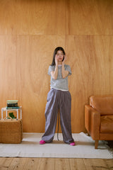 窓にぼんやり映る文字 "common gull products.