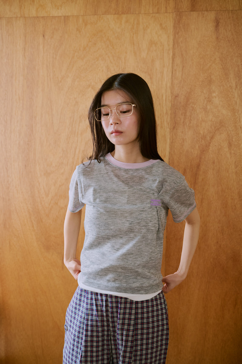 窓にぼんやり映る文字 "common gull products.