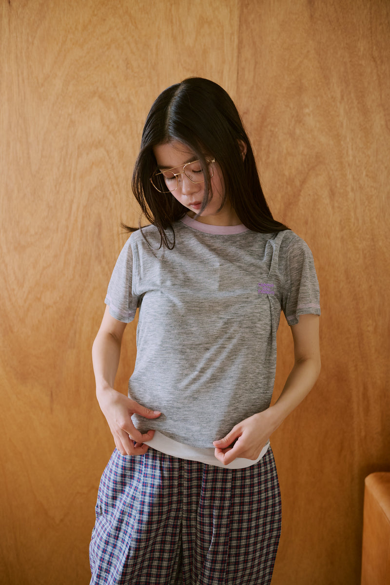 窓にぼんやり映る文字 "common gull products.