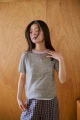 窓にぼんやり映る文字 "common gull products.