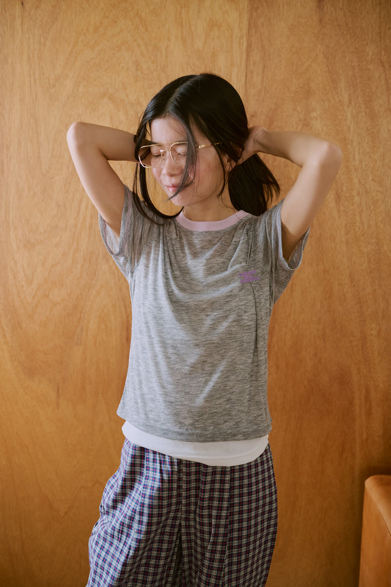 窓にぼんやり映る文字 "common gull products.