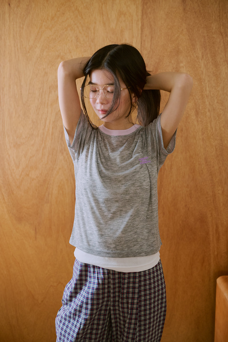 窓にぼんやり映る文字 "common gull products.