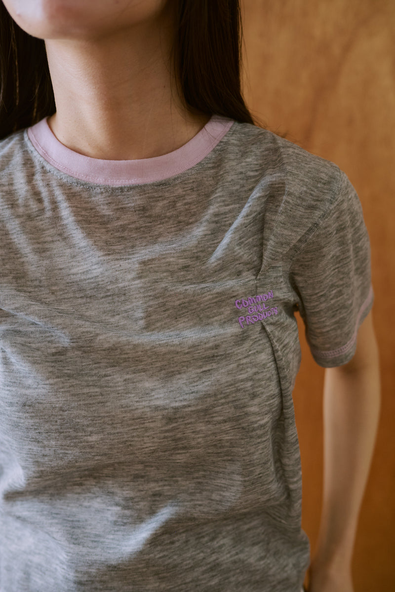 窓にぼんやり映る文字 "common gull products.