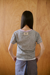 窓にぼんやり映る文字 "common gull products.