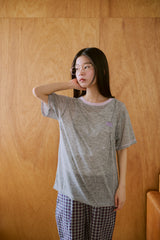 窓にぼんやり映る文字 "common gull products.