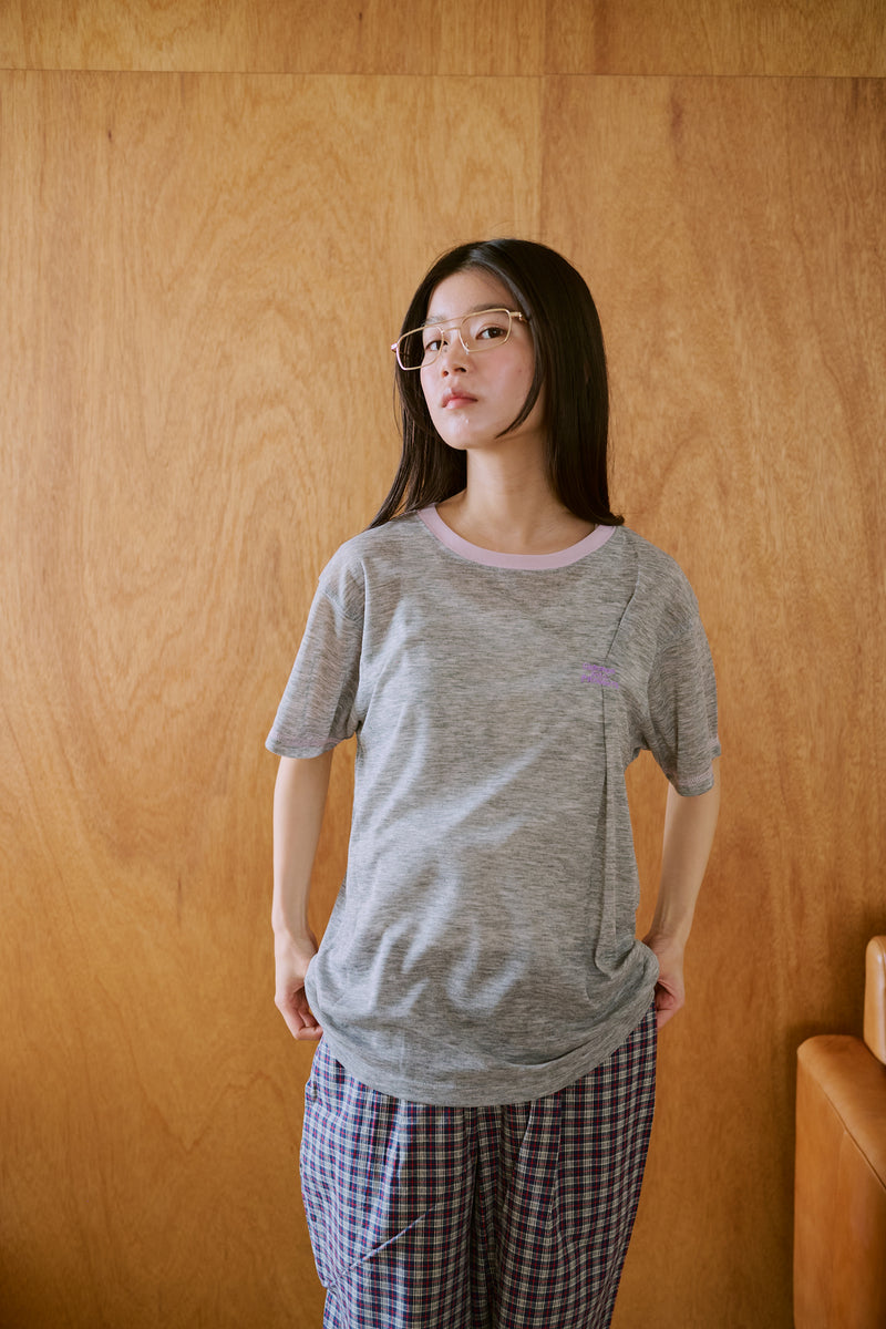 窓にぼんやり映る文字 "common gull products.