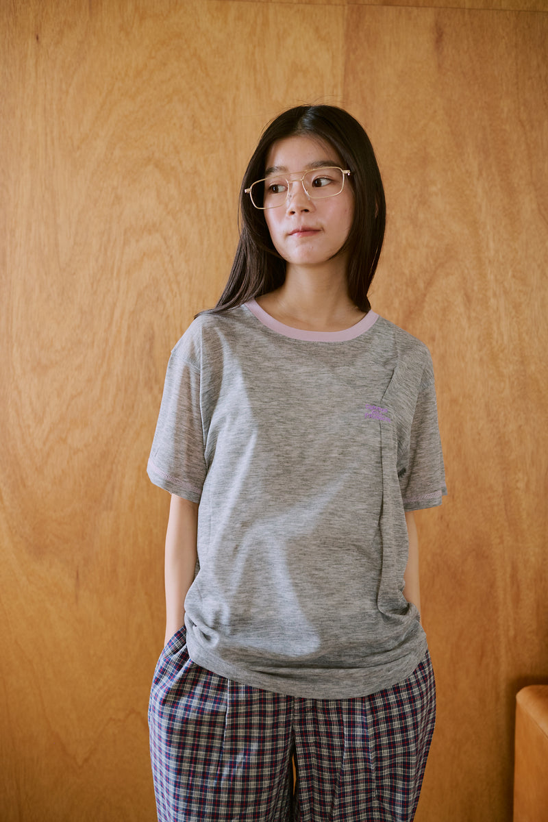 窓にぼんやり映る文字 "common gull products.