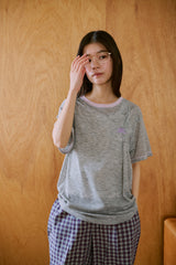 窓にぼんやり映る文字 "common gull products.