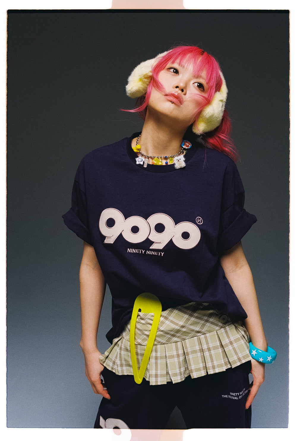 9090 girl OG LogoOffShoulderGlitter Tシャツ 9090 OG Logo Tee – YZ
