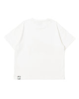 NINETY Tee 上的性感女孩 