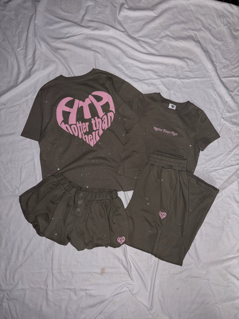 GLITTER HEART LOGO TEE – YZ