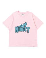 NINETY Tee 上的性感女孩 