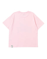 NINETY Tee 上的性感女孩 