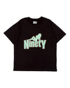 NINETY Tee 上的性感女孩 