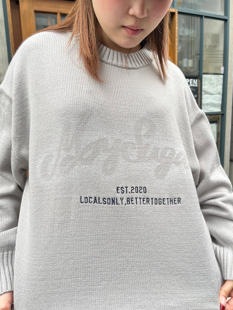 spray logo knit