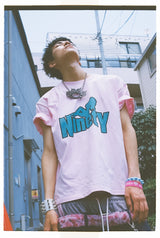 NINETY Tee 上的性感女孩 