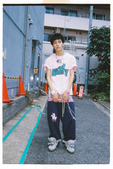 NINETY Tee 上的性感女孩 