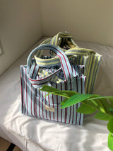 夏の手のひらの上にあるバッグ