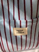 夏の手のひらの上にあるバッグ