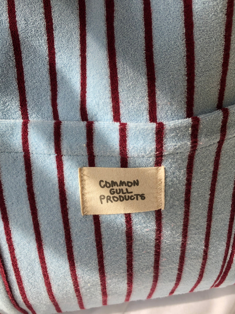 夏の手のひらの上にあるバッグ