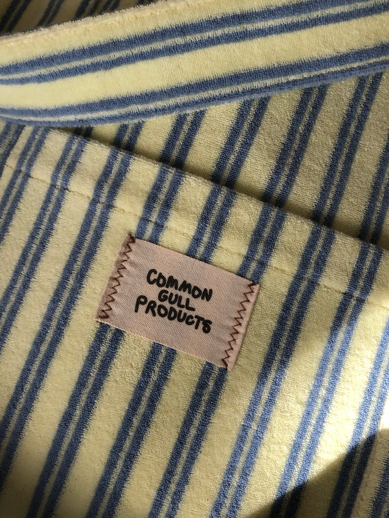 夏の手のひらの上にあるバッグ