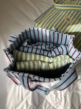 夏の手のひらの上にあるバッグ