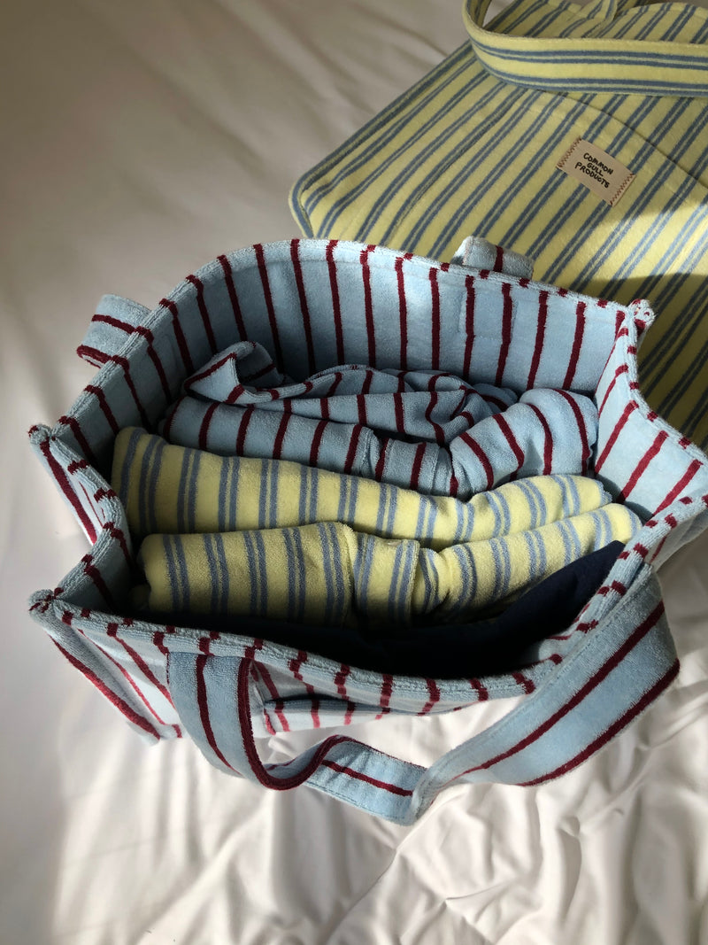 夏の手のひらの上にあるバッグ