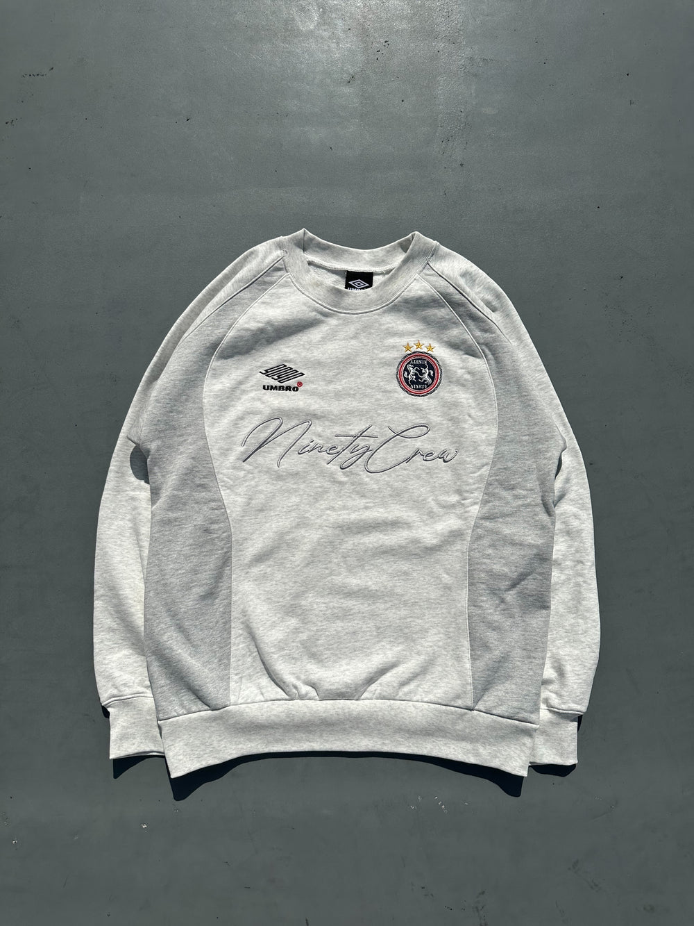 9090 × umbro Emblem Crewneck Sweat グレー 9090 × umbro Emblem Crewneck Sweat – YZ