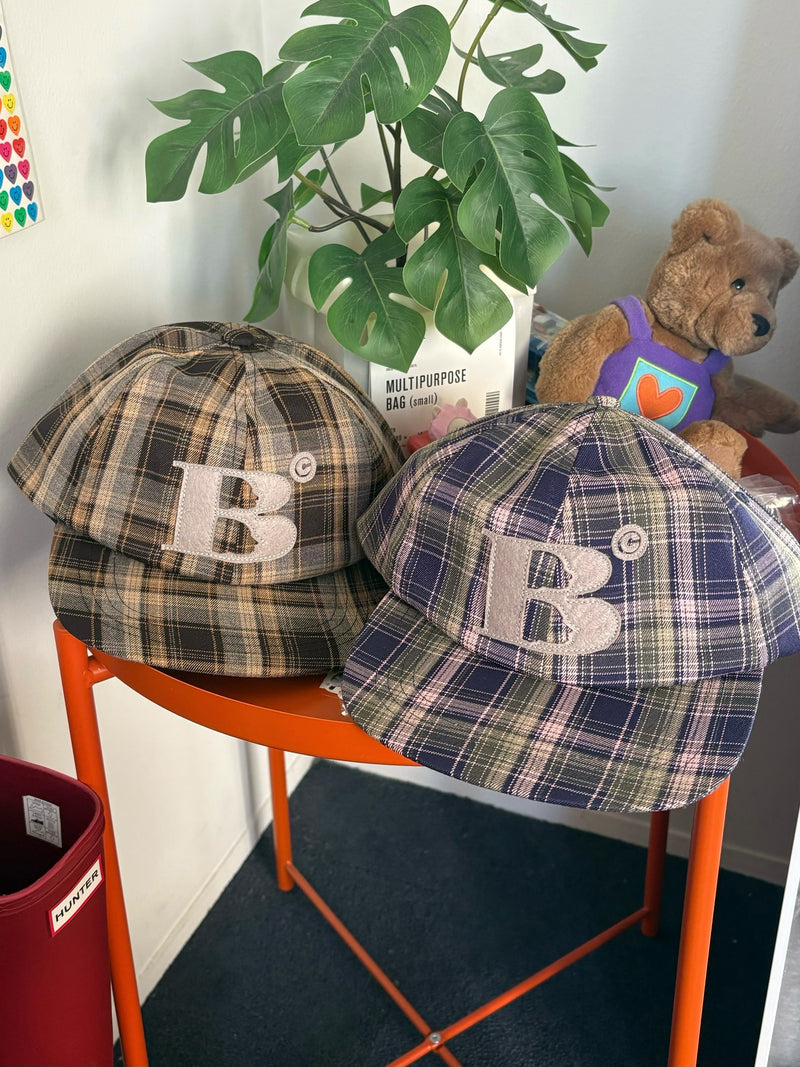 B logo Wappen Check Cap – YZ