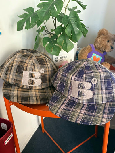 B logo Wappen Check Cap
